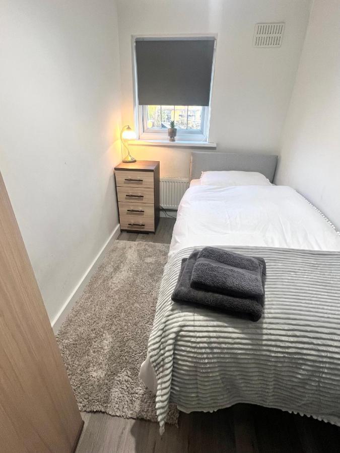 Lovely Single Room Лондон Экстерьер фото